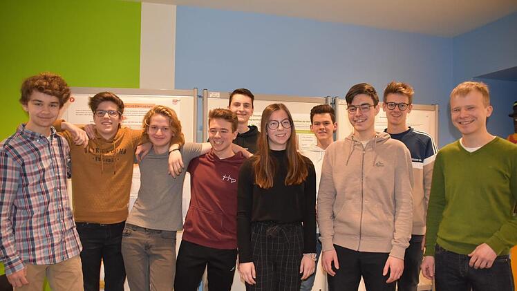 Die Wettbewerbsteilnehmer vor ihren Pr&auml;sentationsplakaten: (von links) Marcel Sch&ouml;ckel, Luca Beetz, David G&ouml;tz, Thomas Henning, Hannes N&auml;ther, Paula Isert, Lukas Friedrich, Fabian Hahn, Max Vogt und Lehrer Matthias Kohles. Foto: Uschi Prawitz
