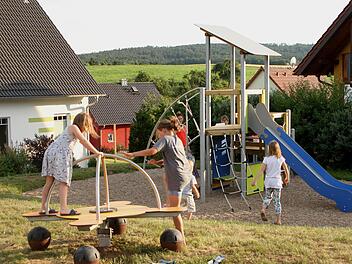 Mit großer Freude nahmen die Kinder ihren neuen Spielplatz in Besitz. Der Gemeinderat schaute sich auf dem Areal in der Röthengasse um.  Günther Geiling