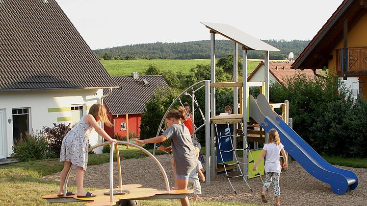 Mit großer Freude nahmen die Kinder ihren neuen Spielplatz in Besitz. Der Gemeinderat schaute sich auf dem Areal in der Röthengasse um.  Günther Geiling
