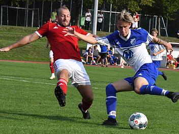 Dank seiner Schlussoffensive kam der FC 06 Bad Kissingen nach 0:2-Rückstand noch zu einem Remis gegen die DJK Dampfach. Auf unserem Bild geht FC-ler Nils Halbig (rechts) ins Duell mit DJK-ler Nico Koch. Foto: Hopf