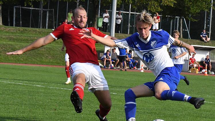 Dank seiner Schlussoffensive kam der FC 06 Bad Kissingen nach 0:2-Rückstand noch zu einem Remis gegen die DJK Dampfach. Auf unserem Bild geht FC-ler Nils Halbig (rechts) ins Duell mit DJK-ler Nico Koch. Foto: Hopf