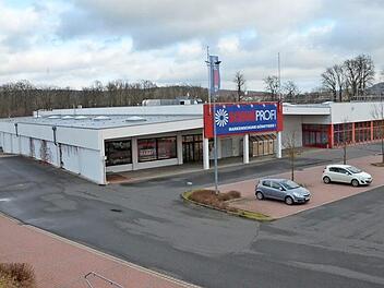 Früher Elektronikmarkt, später Eislaufhalle? Alles, was sich die Jugendlichen in der Zukunftswerkstatt so gewünscht haben, lässt sich nicht so einfach umsetzen. Zumal, wenn die Gebäude gar nicht so ungenutzt sind. Foto: Rainer Lutz