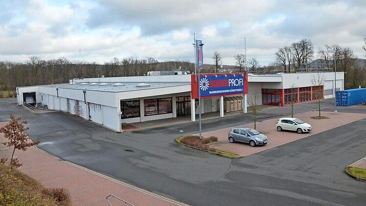 Früher Elektronikmarkt, später Eislaufhalle? Alles, was sich die Jugendlichen in der Zukunftswerkstatt so gewünscht haben, lässt sich nicht so einfach umsetzen. Zumal, wenn die Gebäude gar nicht so ungenutzt sind. Foto: Rainer Lutz