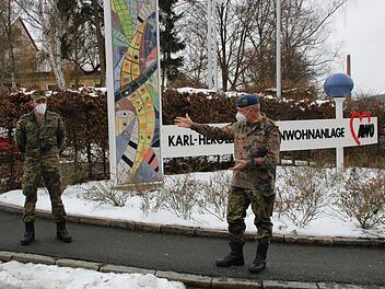 eneralarzt Bruno Most (rechts) besuchte die Karl-Herold-Seniorenwohnanlage, in der Hauptfeldwebel Martin  Joachim, ein examinierter Altenpfleger, im Einsatz ist. Foto: Jürgen Gärtner