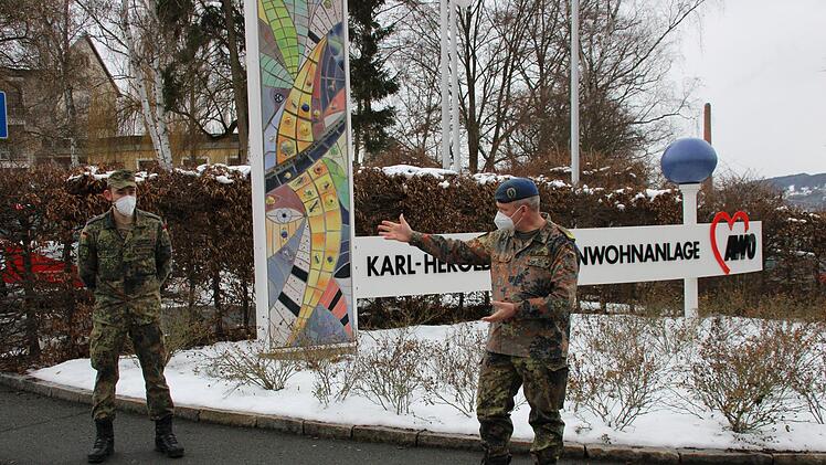 eneralarzt Bruno Most (rechts) besuchte die Karl-Herold-Seniorenwohnanlage, in der Hauptfeldwebel Martin  Joachim, ein examinierter Altenpfleger, im Einsatz ist. Foto: Jürgen Gärtner