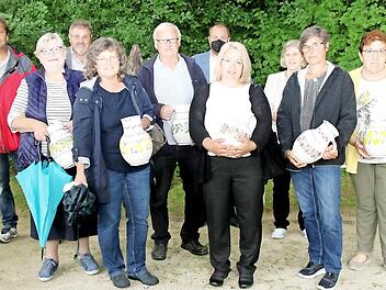 Überreichung des Blumenkrugs (von links): Kreisfachberater Thomas Neder, Rosa Förtsch, Reiner Brückner, Elke Ender, Werner Kölbel., Landrat Sebastian Straubel, Petra Grell, Diana Clarner, Rosalinde Weißleder, Ulrike Bätz.
