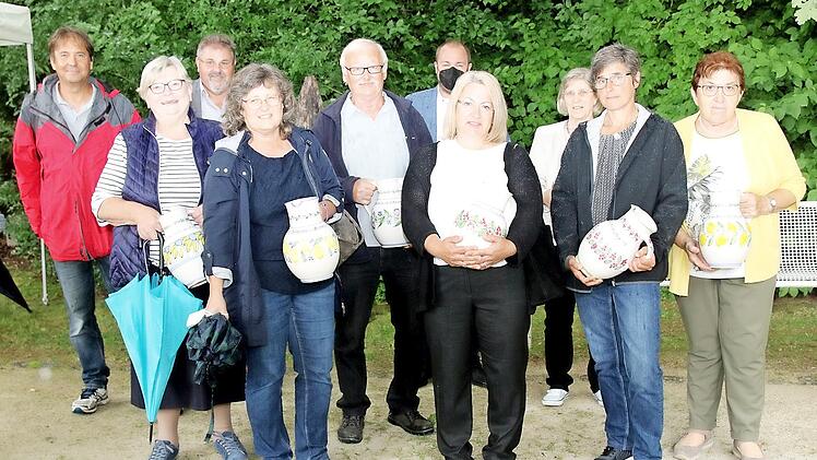 Überreichung des Blumenkrugs (von links): Kreisfachberater Thomas Neder, Rosa Förtsch, Reiner Brückner, Elke Ender, Werner Kölbel., Landrat Sebastian Straubel, Petra Grell, Diana Clarner, Rosalinde Weißleder, Ulrike Bätz.