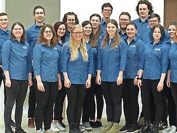 Die Sänger und Sängerinnen vom Jugend-Gospelchor "PraiSing" der evangelisch-lutherischen Kirchengemeinde in Bad Kissingen