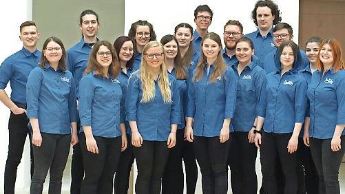 Die Sänger und Sängerinnen vom Jugend-Gospelchor "PraiSing" der evangelisch-lutherischen Kirchengemeinde in Bad Kissingen
