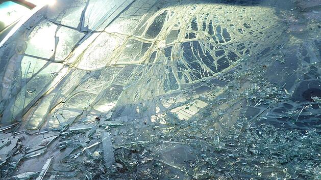 Immer wieder F&auml;lle von herabfallenden Eisplatten im Stra&szlig;enverkehr - Polizei gibt wichtige Tipps