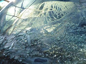 Immer wieder Fälle von herabfallenden Eisplatten im Straßenverkehr - Polizei gibt wichtige Tipps