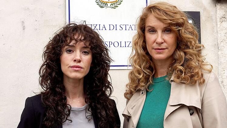 Sonja Schwarz (Chiara Schoras, rechts) weiß nicht so recht, was sie von dem Verdacht ihrer Kollegin aus Treviso halten soll. Commissario Mariella Colombo (Gabriela García-Vargas) bleibt trotzdem hartnäckig.