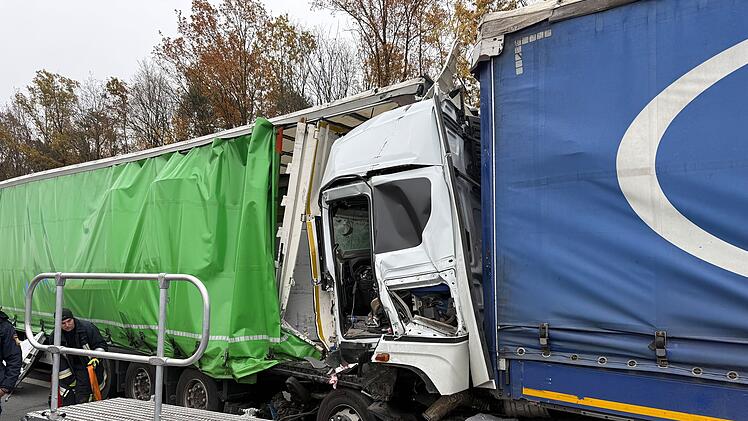 Vollsperrung nach Lkw-Unfall auf A3 im Kreis Erlangen-Höchstadt