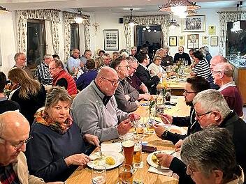 Blick in den vollen Saal des Aischer Fischerheimes.