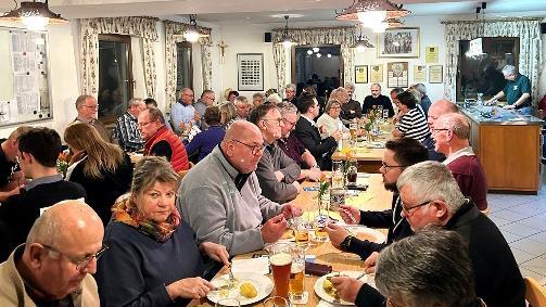 Blick in den vollen Saal des Aischer Fischerheimes.