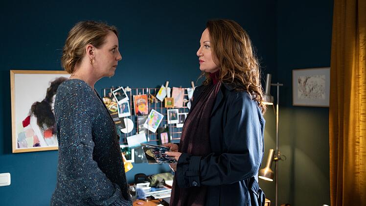 Dominiks Mutter Rosalie (Katrin Wichmann, links) ist au&szlig;er sich vor Sorge. Kommissarin Winter (Natalia W&ouml;rner) versucht, zu helfen.