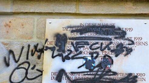 Wurde erstmals Ziel eines Farbanschlags: die Erinnerungstafel am Schillerplatz
