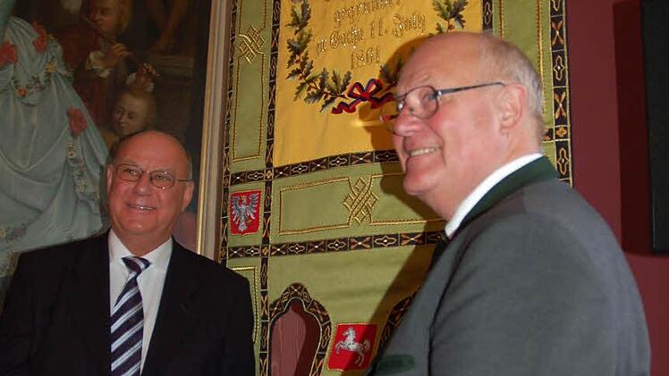 Enthüllung des Reisebanners des Deutschen Schützenbundes durch Heinz-Helmut Fischer (rechts) und Andreas Fleck.
