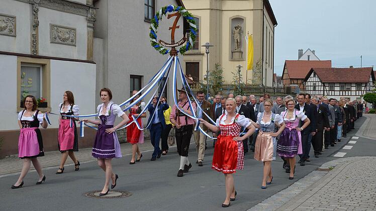 Sieben Ehrendamen führen den Zug der Feldgeschworenen durch Gauaschach an.  Fotos: Jana Keul