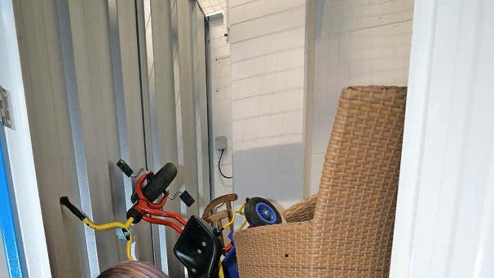 Gartenmöbel, Schlitten, Kinderfahrrad: Die Sachen gehören einer Familie, die kurzfristig eine Garage räumen musste und schnell einen Ort brauchte, an dem sie alles zwischenlagern kann.  Fotos: Ronald Rinklef