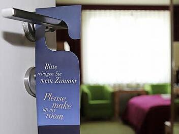 Sich einfach ins gemachte Bett legen k&ouml;nnen: Daf&uuml;r sorgen in Bayern Tausende Besch&auml;ftigte im Gastgewerbe. Auch sie sollen von steigenden Ums&auml;tzen in der Branche profitieren, fordert die NGG. Foto: privat