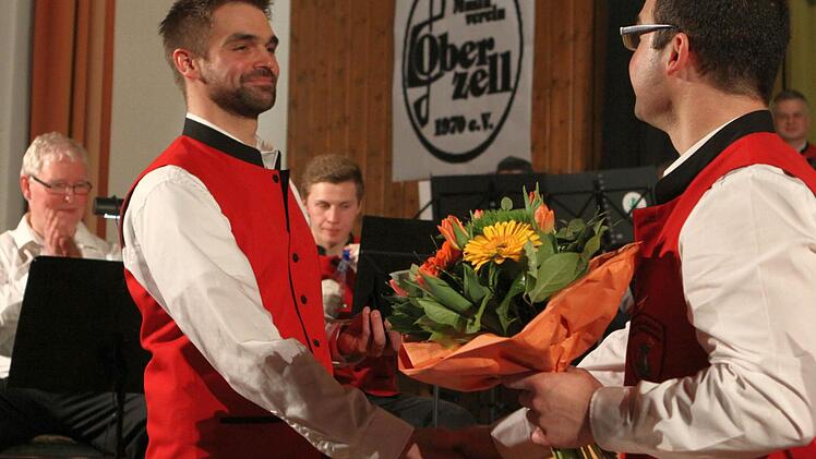 Verabschiedung des Dirigenten Lukas Breitenbach (links). T Foto: homas Dill