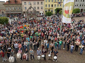 Musiker und Sänger füllen den Marktplatz. Foto: Arkadius Guzy