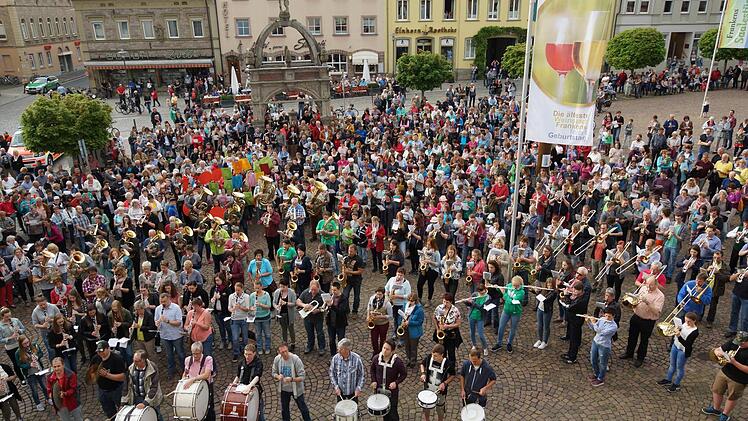Musiker und Sänger füllen den Marktplatz. Foto: Arkadius Guzy