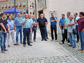 Ortstermin der Maßbacher Wirthsgasse: Das unebene Pflaster soll teilweise durch einen Streifen mit Naturstein-Platten ersetzt werden. Der Marktgemeinderat schaute sich vor Ort die Pläne an, die Bauhofleiter Wolfgang Brust (vierter von links) vorstellte.  Foto: Dieter Britz