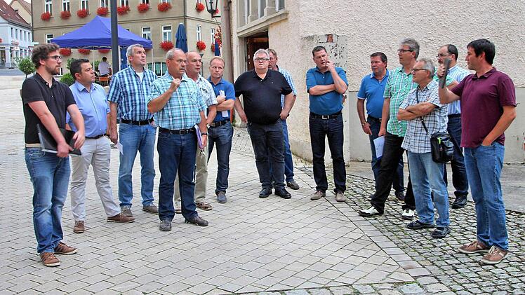 Ortstermin der Maßbacher Wirthsgasse: Das unebene Pflaster soll teilweise durch einen Streifen mit Naturstein-Platten ersetzt werden. Der Marktgemeinderat schaute sich vor Ort die Pläne an, die Bauhofleiter Wolfgang Brust (vierter von links) vorstellte.  Foto: Dieter Britz