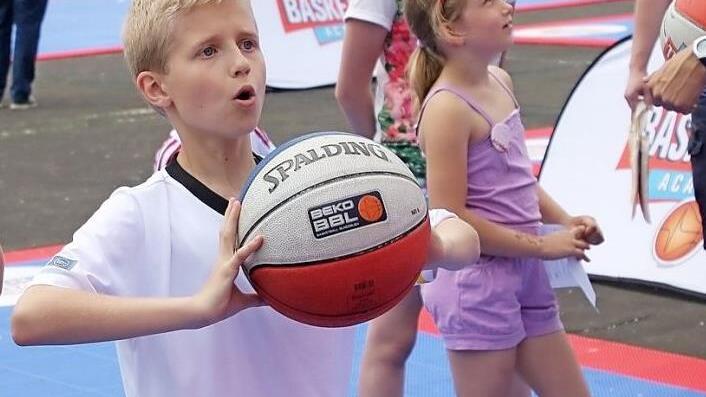 150 Teilnehmer im vergangenen Jahr gilt es heuer bei der Basketball Academy zu toppen. Fünf typische Trainingseinheiten sind zu absolvieren - dann geht's ins nächste Level.