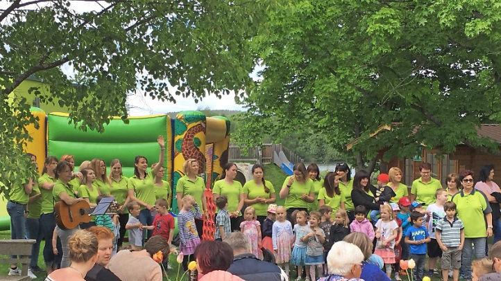 Das Team der Kita begrüßte mit den Kindern die Gäste musikalisch.