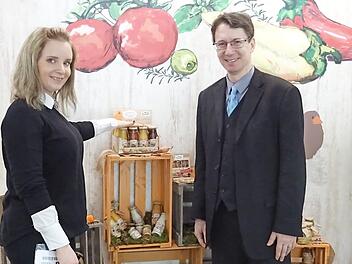 Christina Hörrlein (l.) zeigt Manfred Bachmayer das Angebot. Foto: privat