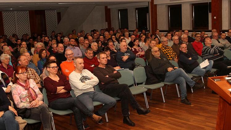Noch nie war es bei einer Bürgerversammlung so voll: Riesig war das Interesse an der Diskussion über das Baugebiet "Am Herrenwald; rechts Bürgermeister Walter Ziegler. Fotos: Günther Geiling