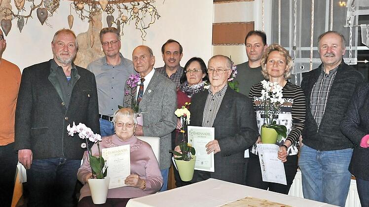 Der OGV Fischbach mit seinem Vorsitzenden Matthias Fischer (stehend, dritter von links) freut sich mit den Ehreng&auml;sten &uuml;ber die Ehrung treuer Mitarbeiter.  Foto: Heike Sch&uuml;lein
