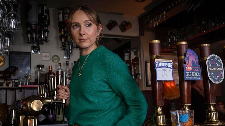 Alison (Rose Ayling-Ellis) n&auml;hert sich den Verbrechern immer weiter an.