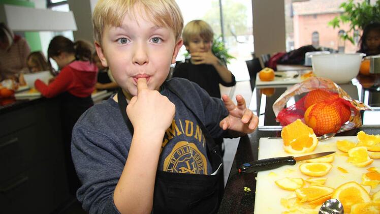 Wenn die Finger voller Saft sind, leckt Laurenz Rettner (7) die klebrigen Finger einfach. Lukas Meile (im Hintergrund) lässt sich davon gerne inspirieren.