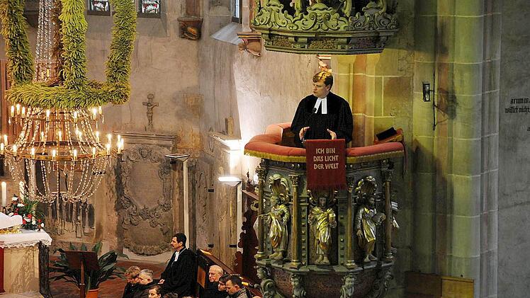 Auf der Kanzel der Marienkirche: Ein besonderer Tag sei der 9. November in der Geschichte schon des öfteren gewesen - nun auch für ihn, war auch Inhalt der Predigt von Pfarrer Peter Hohlweg.  Foto: Gerold Snater