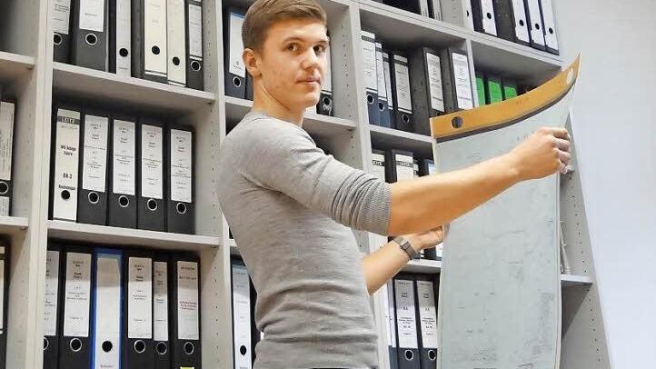 Abwechslungsreich ist seine Arbeit, findet Maximilian Raithel, der seit 15 Monaten bei der Verwaltungsgemeinschaft Ebern ausgebildet wird. Fotos: Johanna Eckert