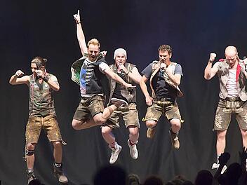 Effektvolle Bühnenshow: Voxxclub beim Auftritt im Tambacher Schlosshof.Foto: Albert Höchstädter