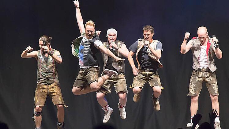 Effektvolle Bühnenshow: Voxxclub beim Auftritt im Tambacher Schlosshof.Foto: Albert Höchstädter