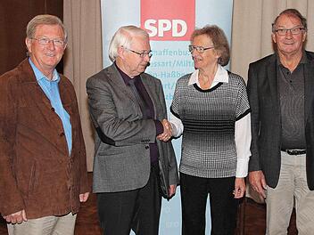 Vorsitzender des Bezirksvorstandes der SPD-Arbeitsgemeinschaft 60plus bleibt Peter Dlugosch (2. von links). Stellvertreter sind Werner Then (Maroldsweisach, links), Traudl Steinmüller (Schweinfurt) und Rudi Hepf (Veitshöchheim, links). Fotos: Dieter Britz