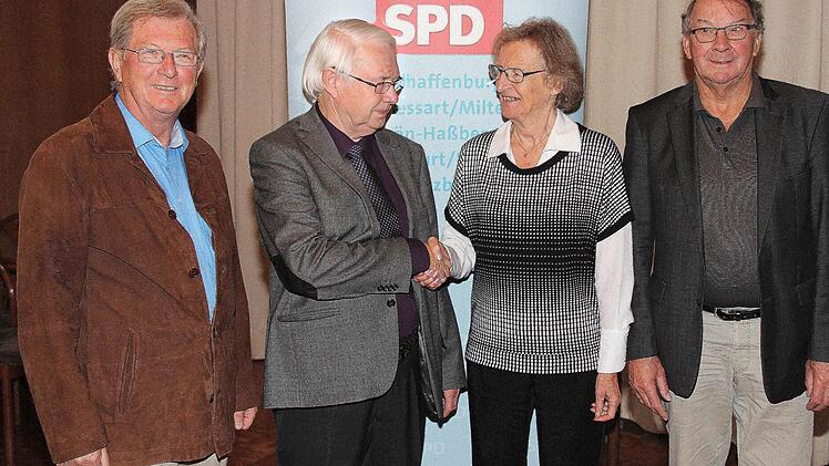 Vorsitzender des Bezirksvorstandes der SPD-Arbeitsgemeinschaft 60plus bleibt Peter Dlugosch (2. von links). Stellvertreter sind Werner Then (Maroldsweisach, links), Traudl Steinmüller (Schweinfurt) und Rudi Hepf (Veitshöchheim, links). Fotos: Dieter Britz
