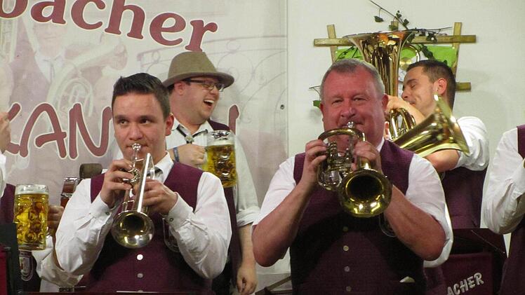 Stets guter Laune: Die Original Weißenbacher Schloßhofmusikanten. Foto: Sebastian Vogt