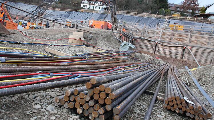 Zur Absicherung des Hangs wird eine Bohrpfahlwand mitsamt Entwässerungssystem gesetzt. Die Kosten: 1,8 Millionen Euro. (Februar 2014) Foto: Ralf Ruppert