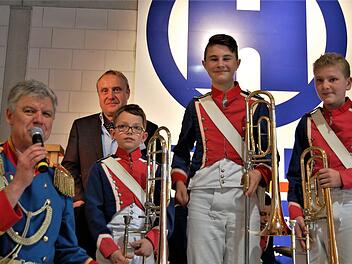 Stadtmusikdirektor Bernd Hammer (links) und das Posaunentrio (von links) Jonas Greubel, Luca Ehrenberg und Paul Metz bedanken sich beim Spender Peter Heil für die neue Posaune.  Foto: Sigismund von Dobschütz