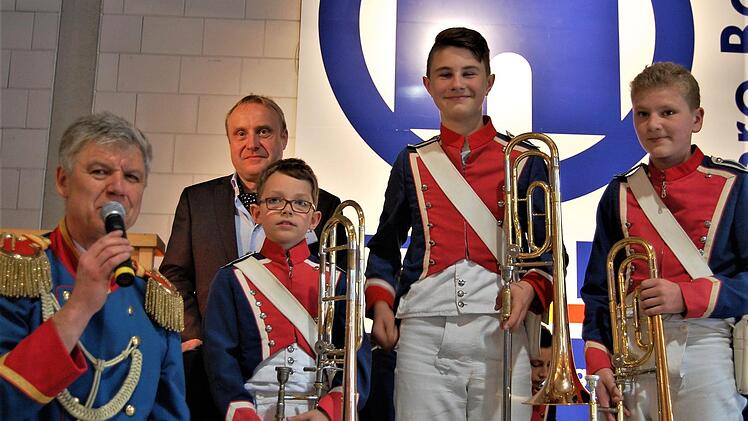 Stadtmusikdirektor Bernd Hammer (links) und das Posaunentrio (von links) Jonas Greubel, Luca Ehrenberg und Paul Metz bedanken sich beim Spender Peter Heil für die neue Posaune.  Foto: Sigismund von Dobschütz