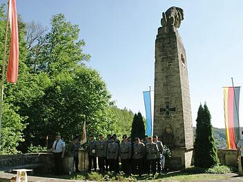 Zum Freiluftgottesdienst am Steigerwald-Ehrenmal hoch über Unterschleichach kam auch der Ehrenzug des Bayerischen Soldatenbundes.