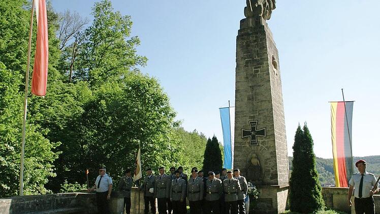 Zum Freiluftgottesdienst am Steigerwald-Ehrenmal hoch über Unterschleichach kam auch der Ehrenzug des Bayerischen Soldatenbundes.