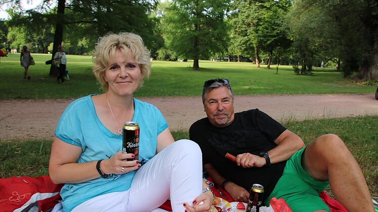 Nicole Böhm und Kurgast Norbert Böhler waren Zaungäste beim Konzert. Foto: Ralf Ruppert